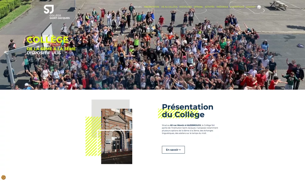 Capture d'écran du site web du Collège Saint-Jacques montrant un groupe d'élèves dans la cour et une section de texte présentant l'établissement.