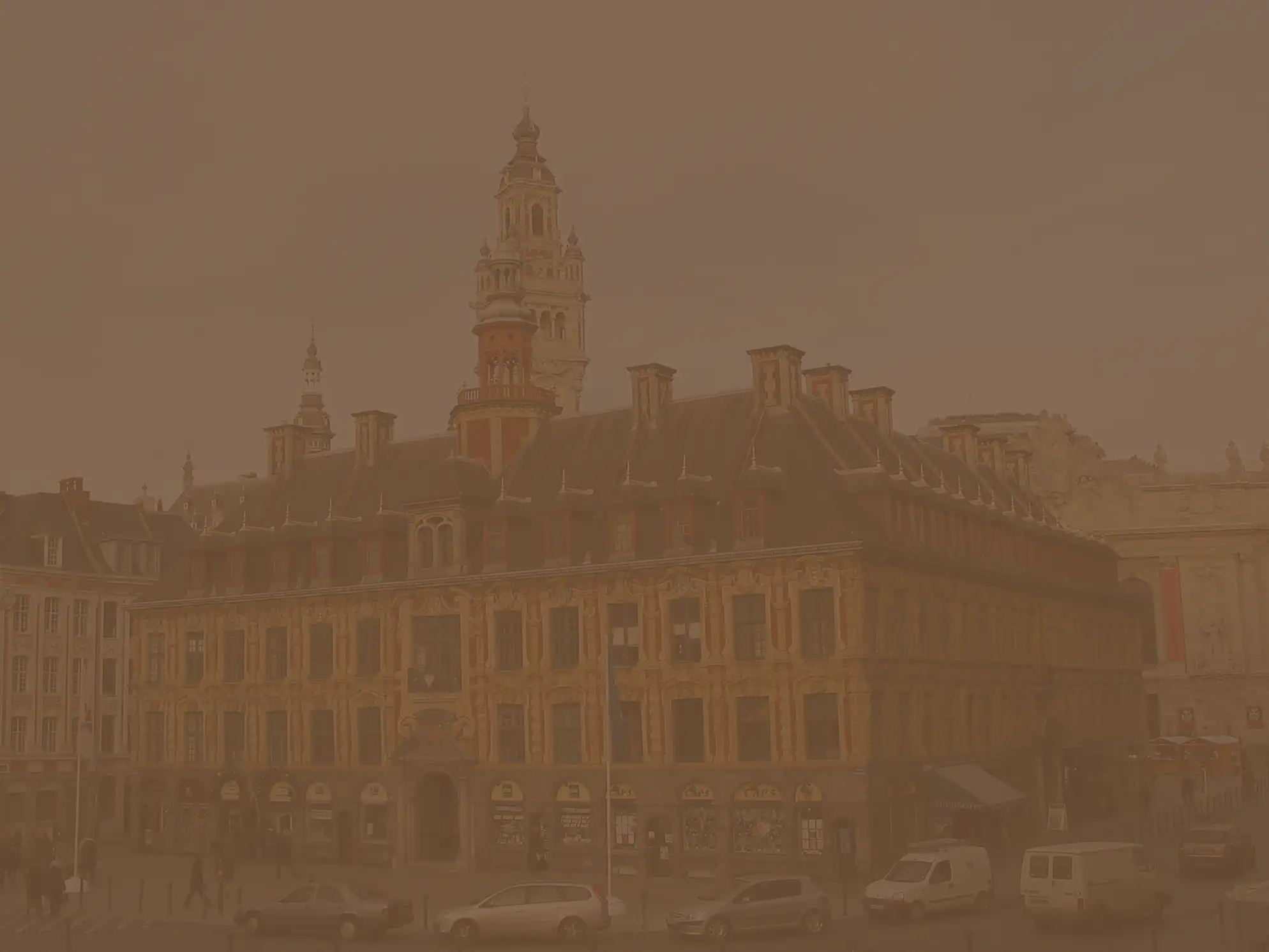 Grand-Place de Lille avec le bâtiment de la Vieille Bourse en premier plan et le beffroi de la Chambre de Commerce à l'arrière-plan.