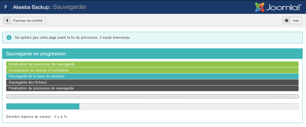 Interface de sauvegarde Akeeba Backup sur Joomla, montrant une sauvegarde en cours avec une barre de progression et différentes étapes énumérées.