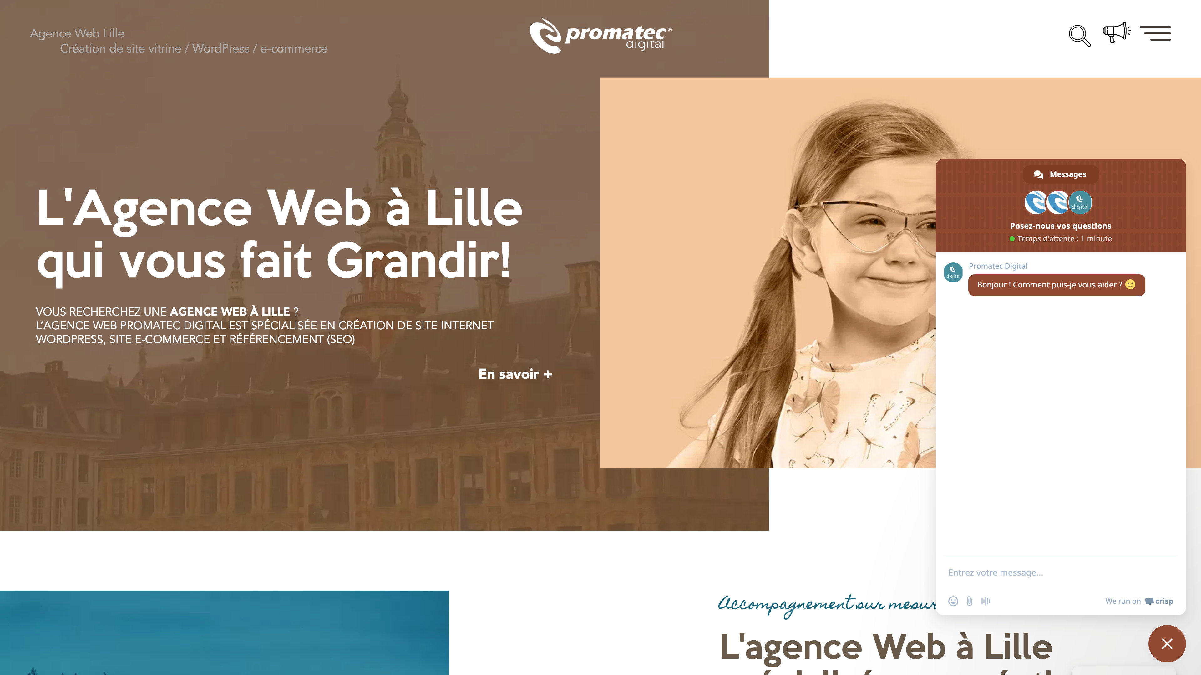 Page web de Promatec Digital avec un message de bienvenue dans une fenêtre de chat et image d'une petite fille souriante à droite.