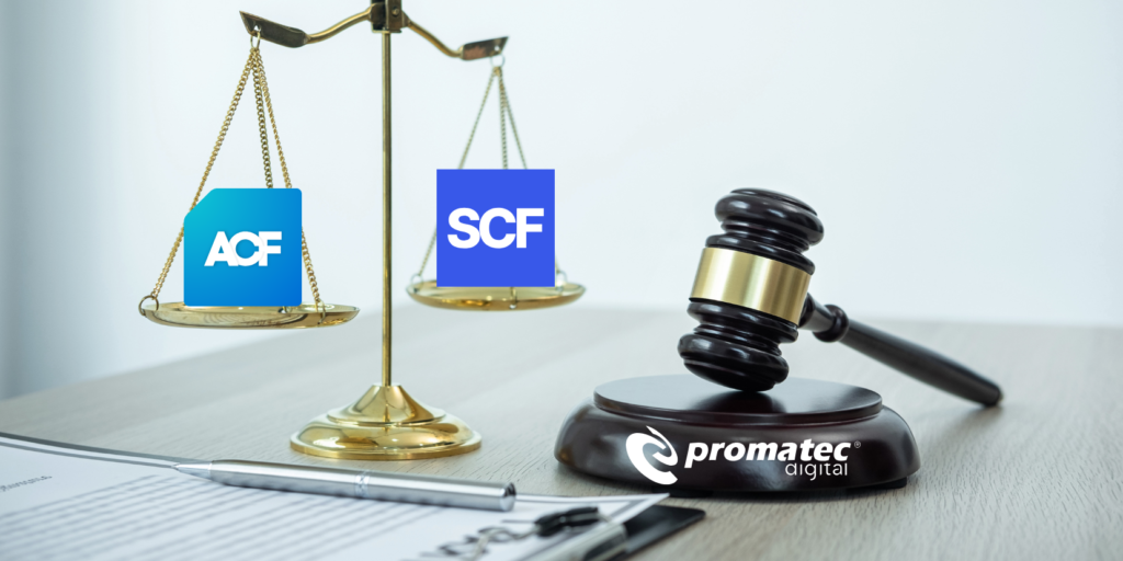 Balance avec les logos ACF et SCF, marteau de juge avec l'inscription "promatec digital" sur un bureau.