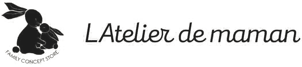 Logo de "L'Atelier de maman" représentant un lapin noir tenant un autre lapin, avec une typographie cursive pour le texte.