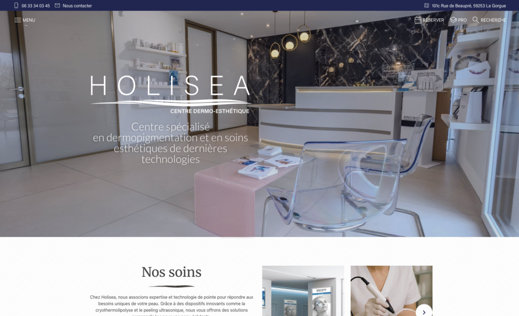 Intérieur d'un centre dermo-esthétique moderne avec un comptoir d'accueil lumineux, des murs clairs, et un mobilier minimaliste, comprenant des chaises translucides et des étagères contenant des produits de soin. Le nom 'HOLISEA' est affiché sur une grande signalétique au mur.