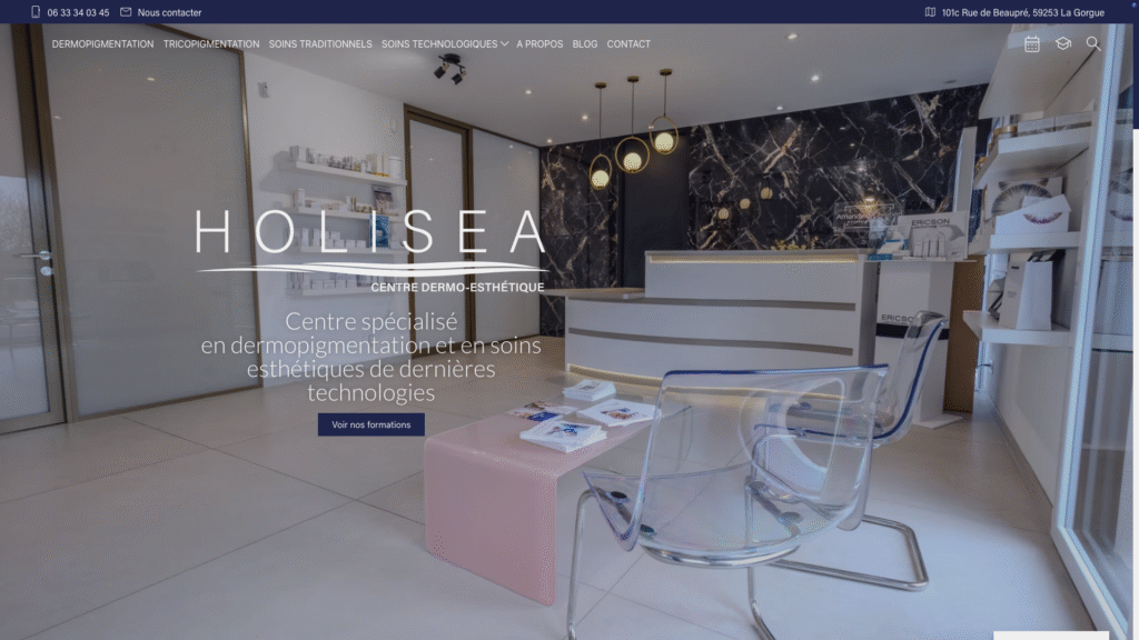 Intérieur moderne d'un centre de dermo-esthétique nommé Hollisea, avec un comptoir d'accueil, des meubles en verre transparent, un mur en marbre noir et des étagères présentant des produits de beauté.