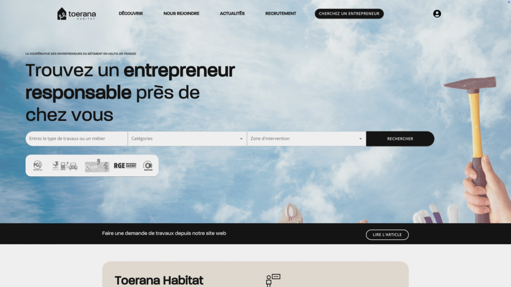 Page d'accueil du site Toerana Habitat, affichant un ciel bleu avec des nuages et une main tenant un marteau, avec des options de recherche pour des entrepreneurs responsables dans le bâtiment en Hauts-de-France.