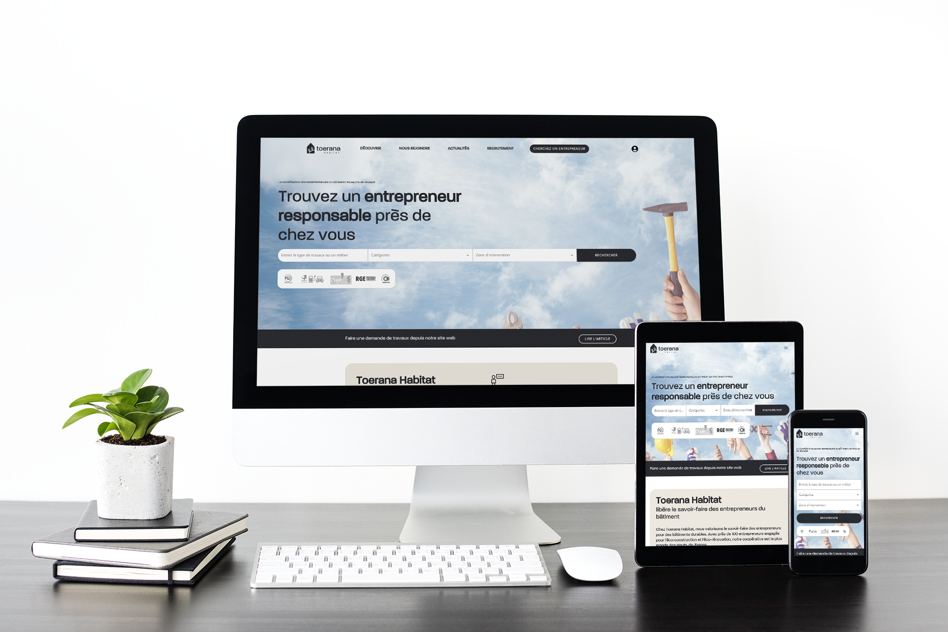 Écran d'ordinateur de bureau affichant un site web avec un design moderne, entouré d'un pot de plante et de carnets sur un bureau en bois, avec un iPad et un smartphone présentant également le même site, qui permet de trouver des entrepreneurs responsables.